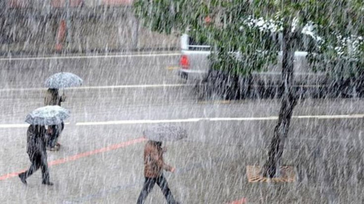 Meteoroloji uyardı! Marmara'da kuvvetli yağış, Karadeniz'de sel riski...