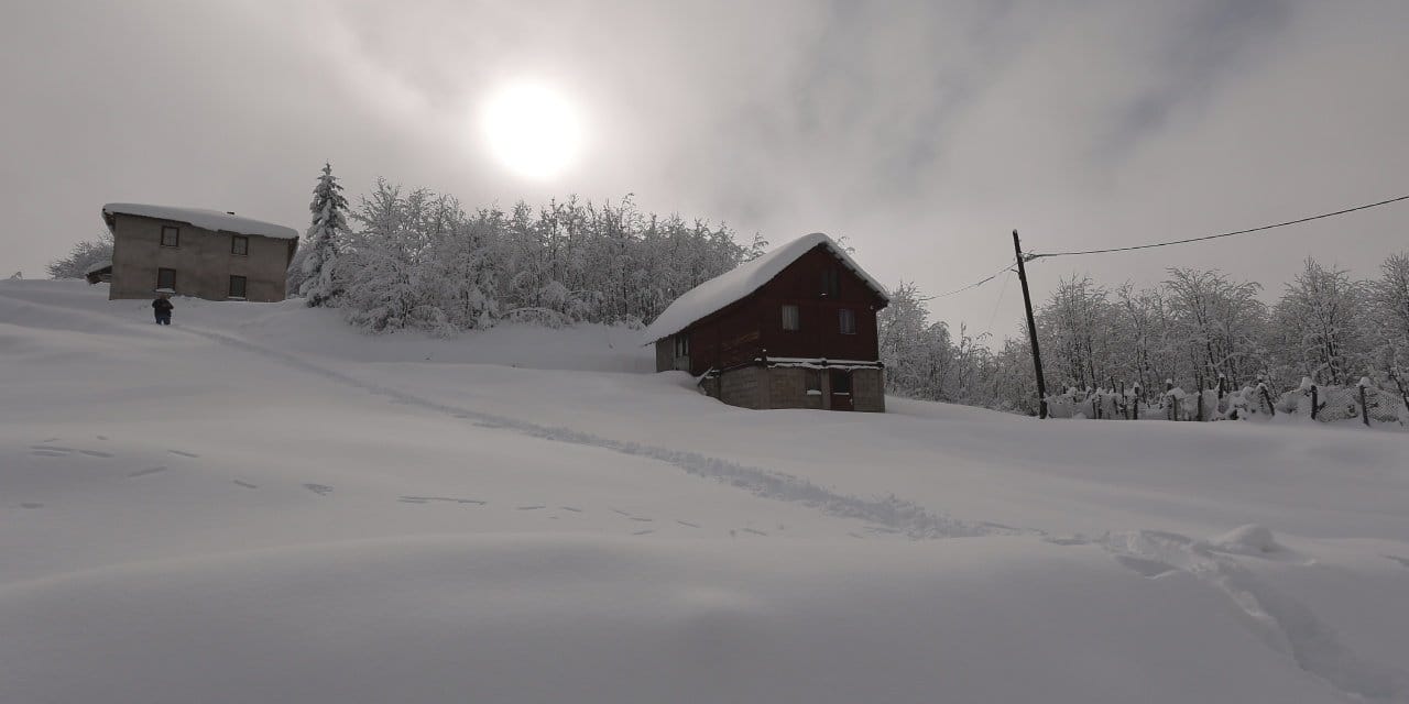 Karadeniz’in zirvesinde görsel şölen: Deniz manzaralı yaylaya kar düştü