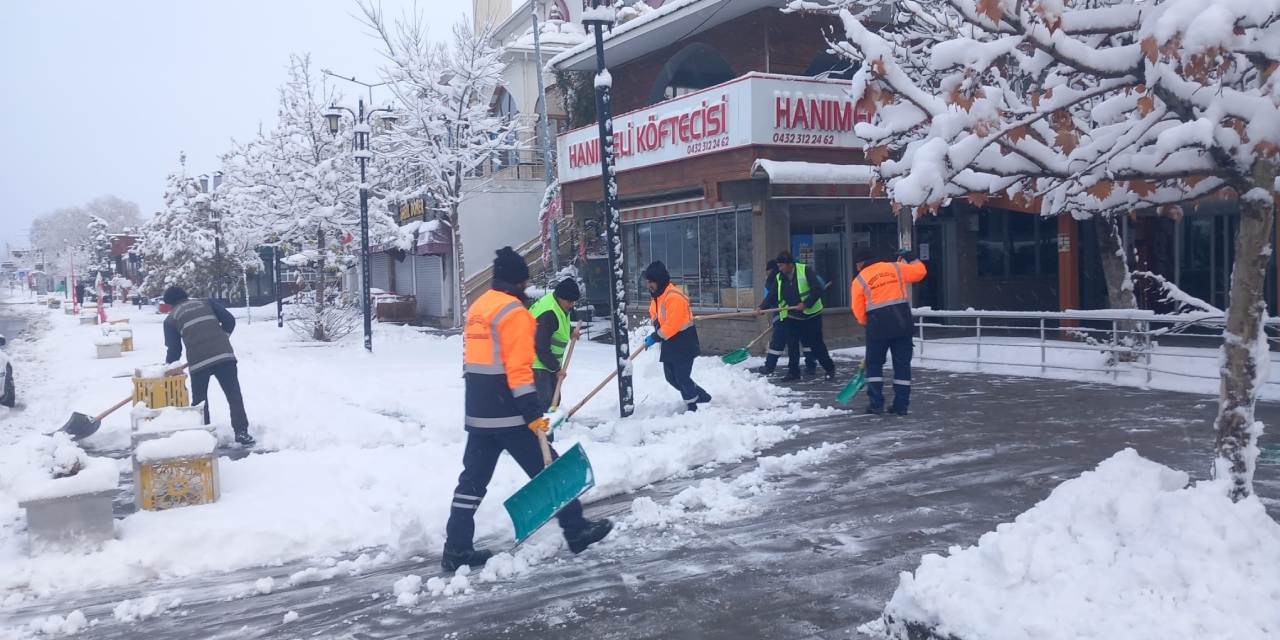 Lapa lapa kar yağdı o iller beyaza bürüdü: Ekipler alarma geçti!