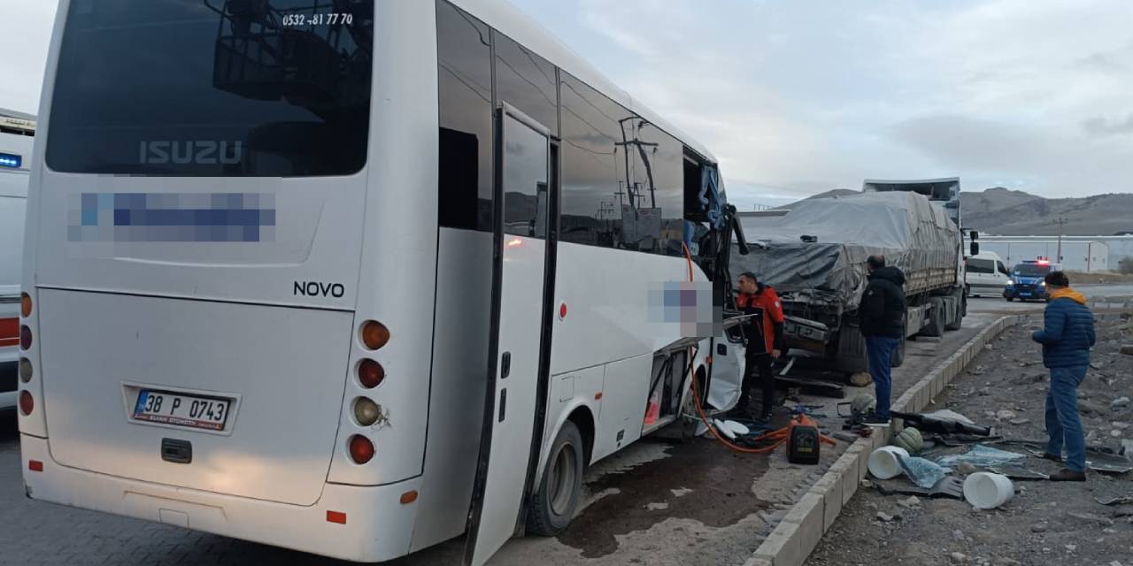 Kayseri'de işçileri taşıyan midibüs TIR'a çarptı: Yaralılar var!