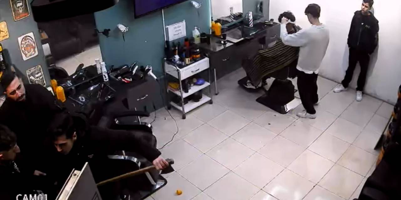 Baltayla berber bastı klimayı patlattı! Müşterinin traşına devam etti
