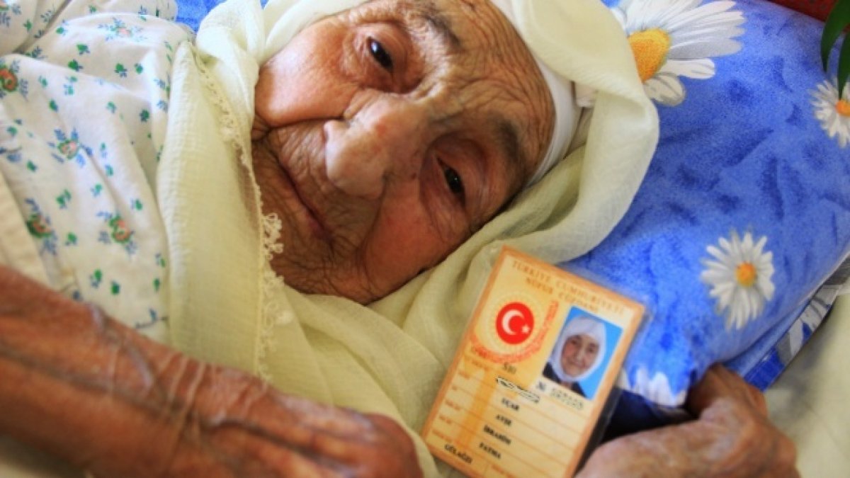 3 padişah, 27 başbakan, 12 cumhurbaşkanı gördü! Bu teyze Fenerbahçe ile yaşıt