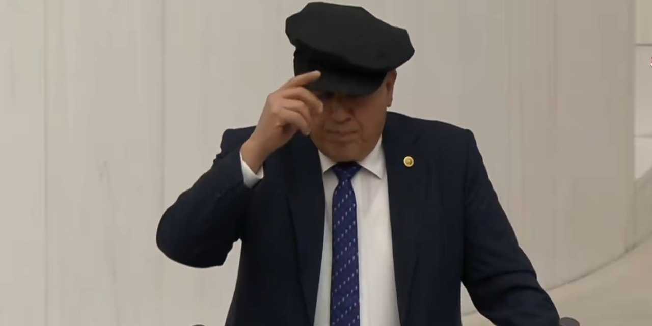 Kürsüye kafasında geldi: AKP'lilere baka baka yere attı