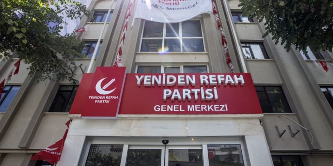 Yeniden Refah komisyon raporunu sundu: Laiklik vurgusu