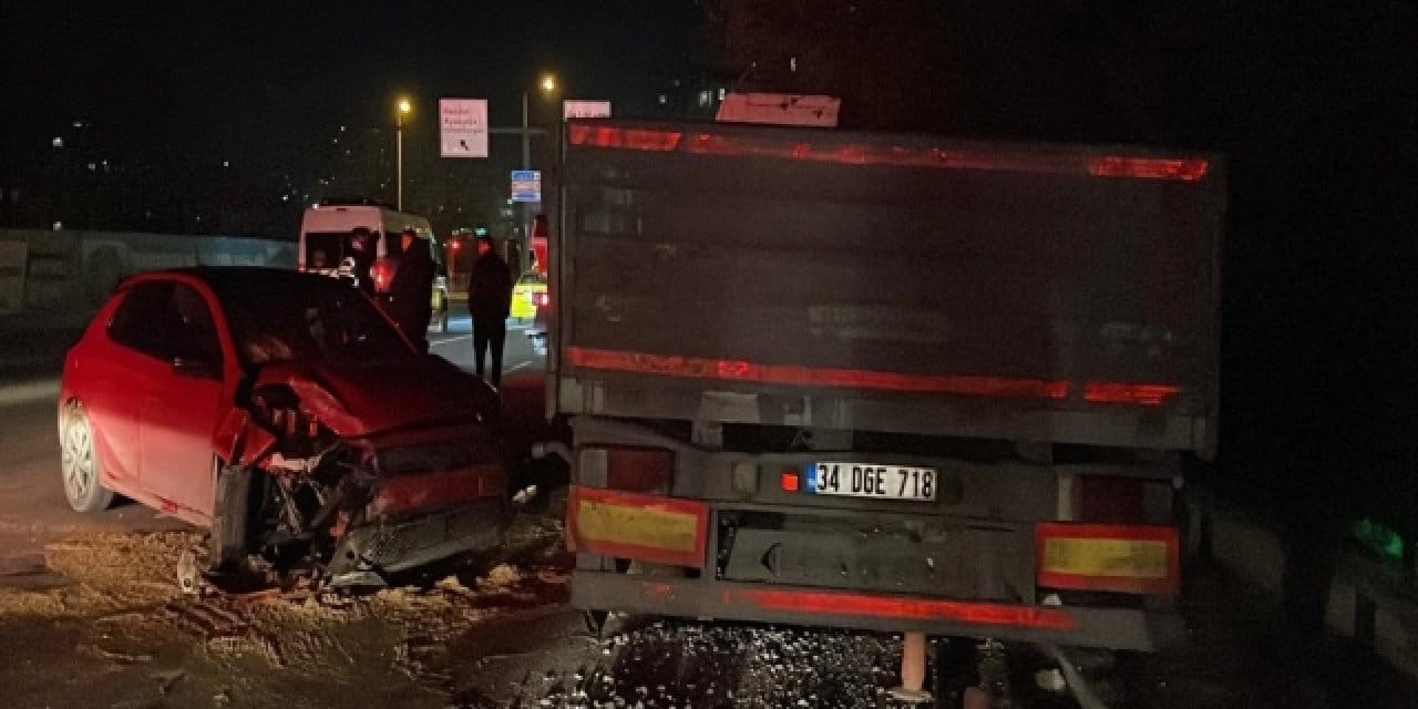 Kağıthane’de makas atan araç tıra çarptı: 2 kişi hastaneye kaldırıldı