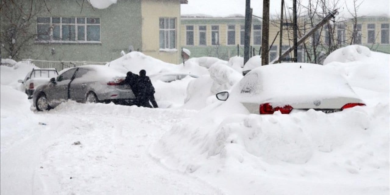 Kar yağışı nedeniyle okullar tatil edildi