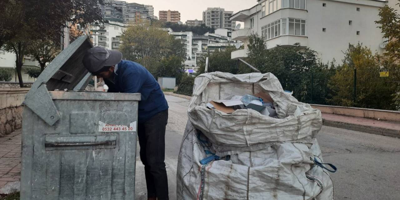 Günde 10 tona yakın çöp ellerinden geçiyor: Yaşadığımız yerler insanların bir saat bile kalamayacağı yerler