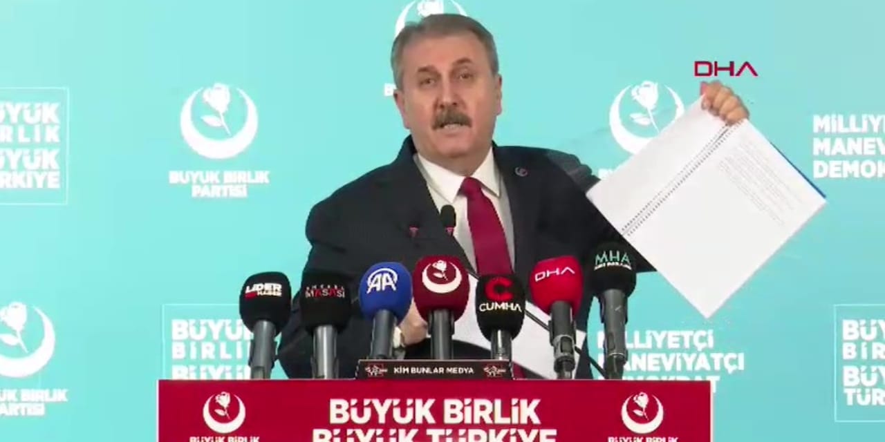 Mustafa Destici DEM Parti'nin raporunu yırttı