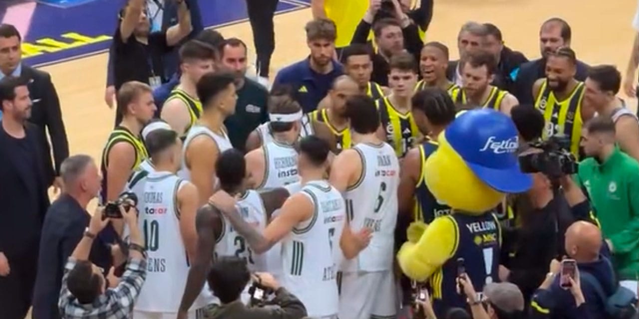 Fenerbahçeli oyuncular maç sonu saha ortasında nöbet tuttu: Böylesi ilk kez görüldü