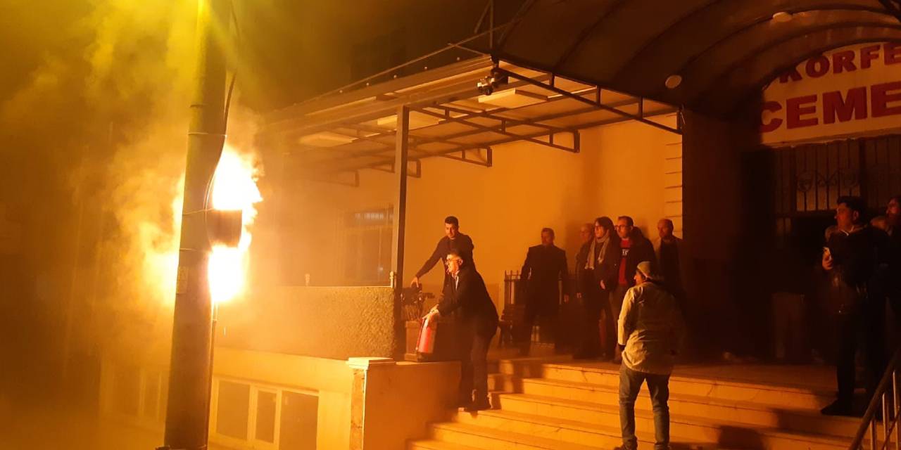 Cemevi önünde panik anları! Trafoda yangın çıktı