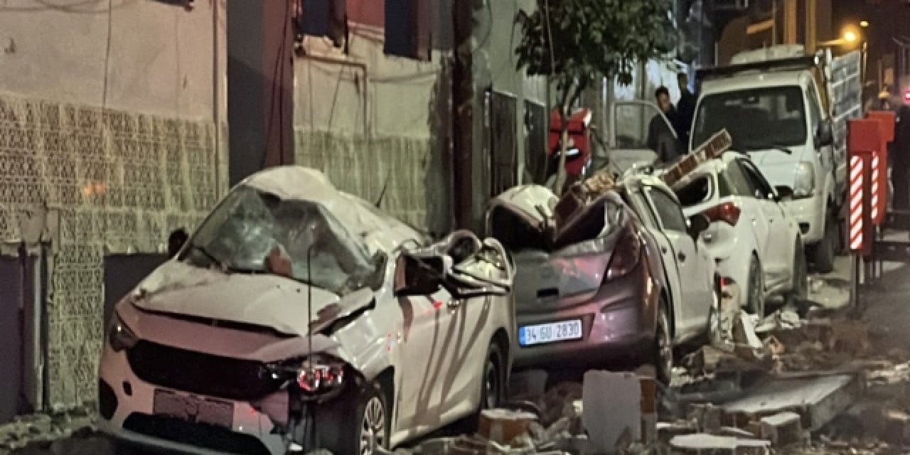 Zeytinburnu'nda faciadan dönüldü: Dev beton parçaları yola yağdı!