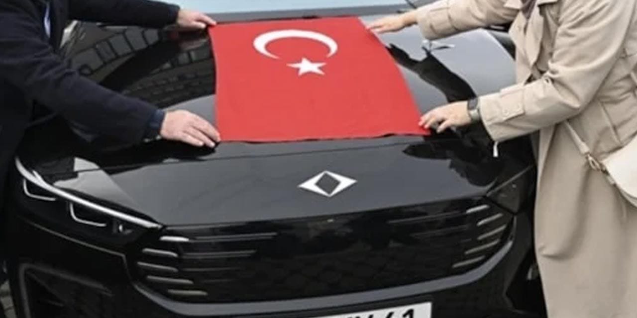 Togg Almanya'da çakıldı: Memleketin taşına toprağına hasret kalanlar arabasını umursamadı