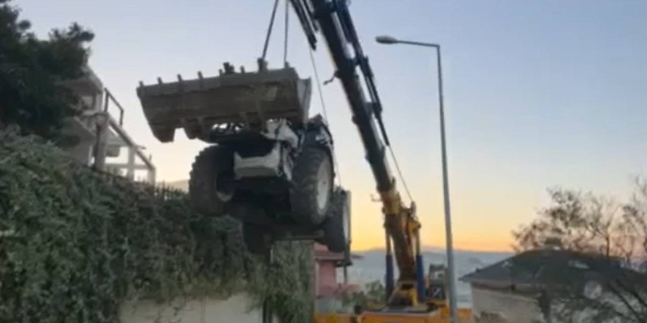 Vinçle taşınan kepçe halat kopunca yere düştü: O anlar kamerada