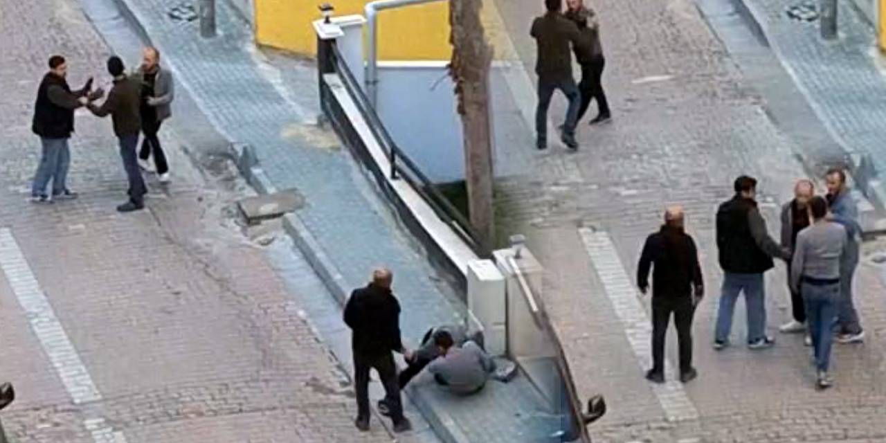 Sokak ortasında satırlı kavga! Dehşet anları kamerada