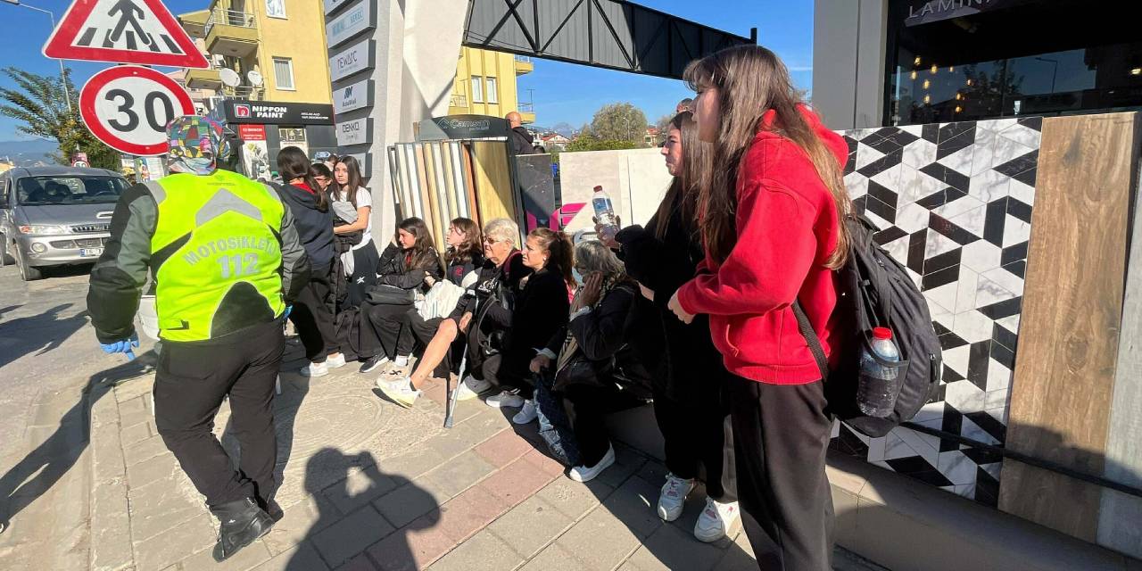 Muğla'da yolcu midibüsü ile minibüs çarpıştı: 13 yaralı