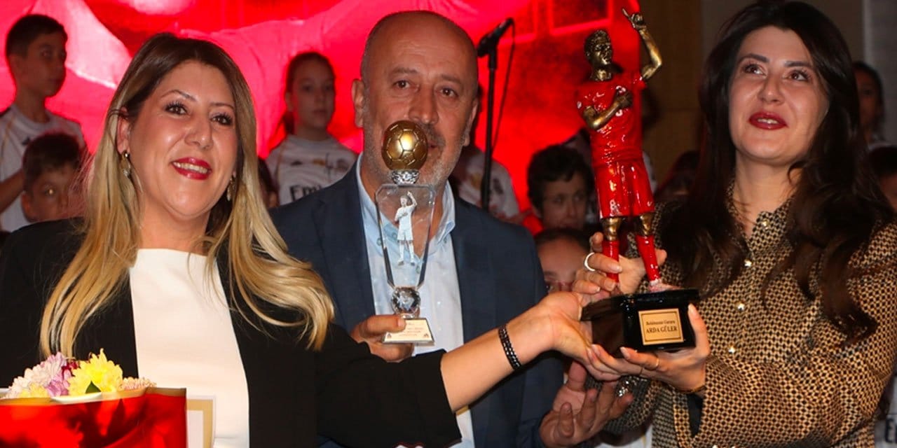 Arda Güler ödül aldı: Annesi ve ablası gözyaşlarına boğuldu