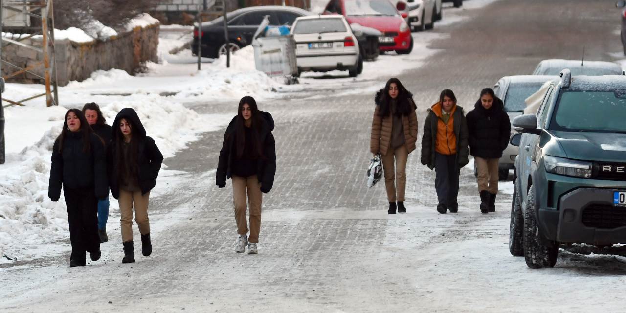 Sabah evden çıkanlar gözlerine inanamadı: Sanki Sibirya'ydı