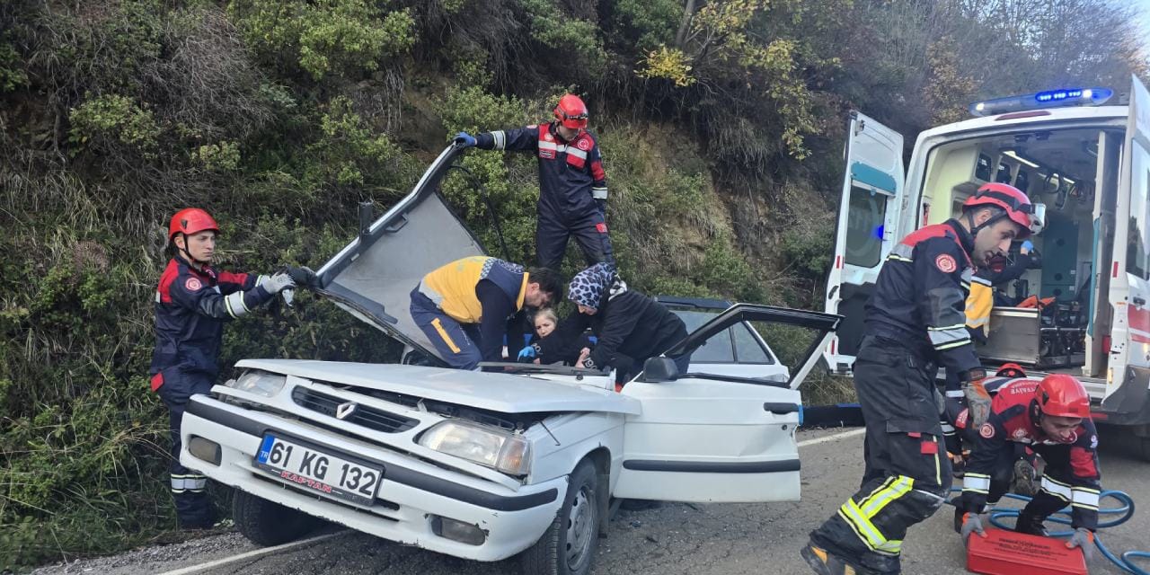 Seyir halindeki otomobilin üzerine kaya düştü: 5 yaralı