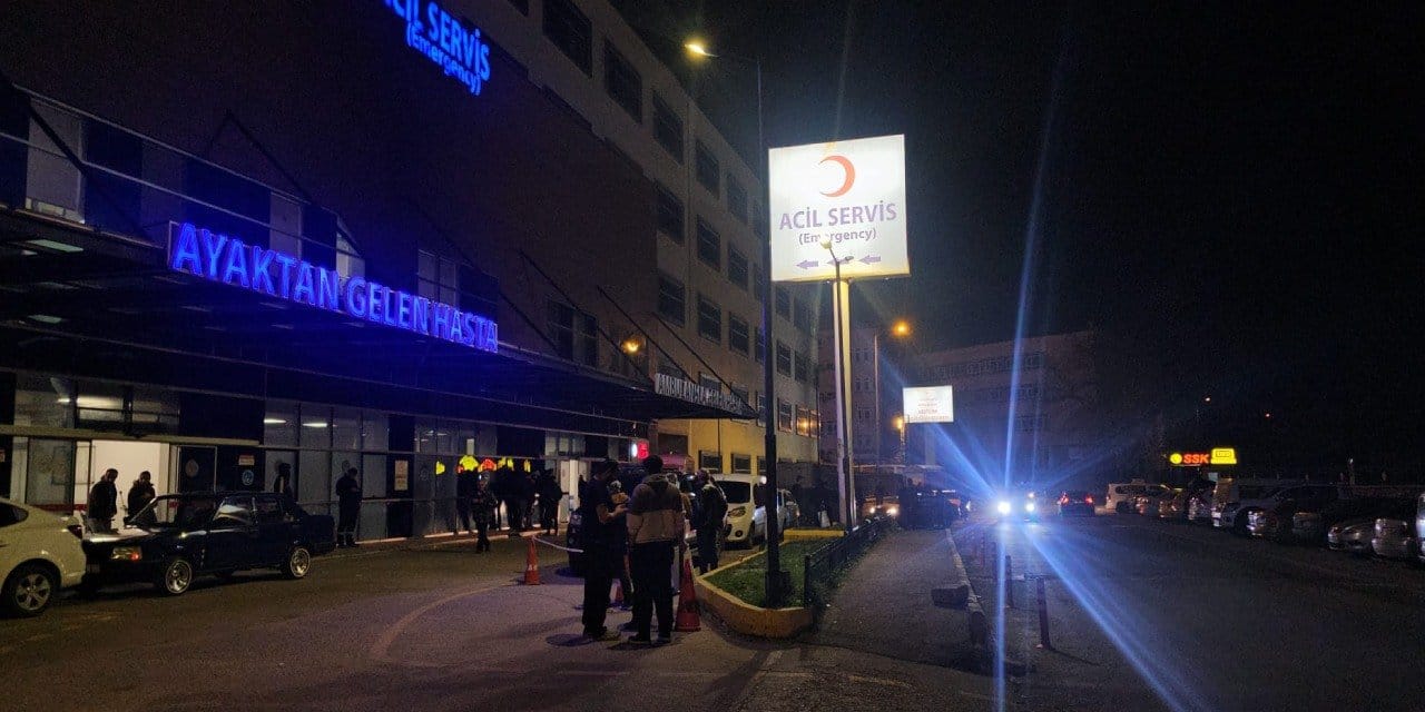 Kendisiyle çocuğunu darbeden boşanma aşamasında olduğu erkeği bıçakladı