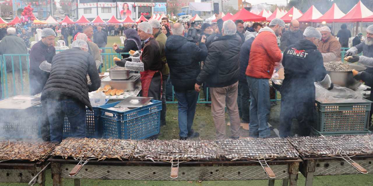 Bütün Türkiye burada: 3 ton hamsi ücretsiz dağıtıldı