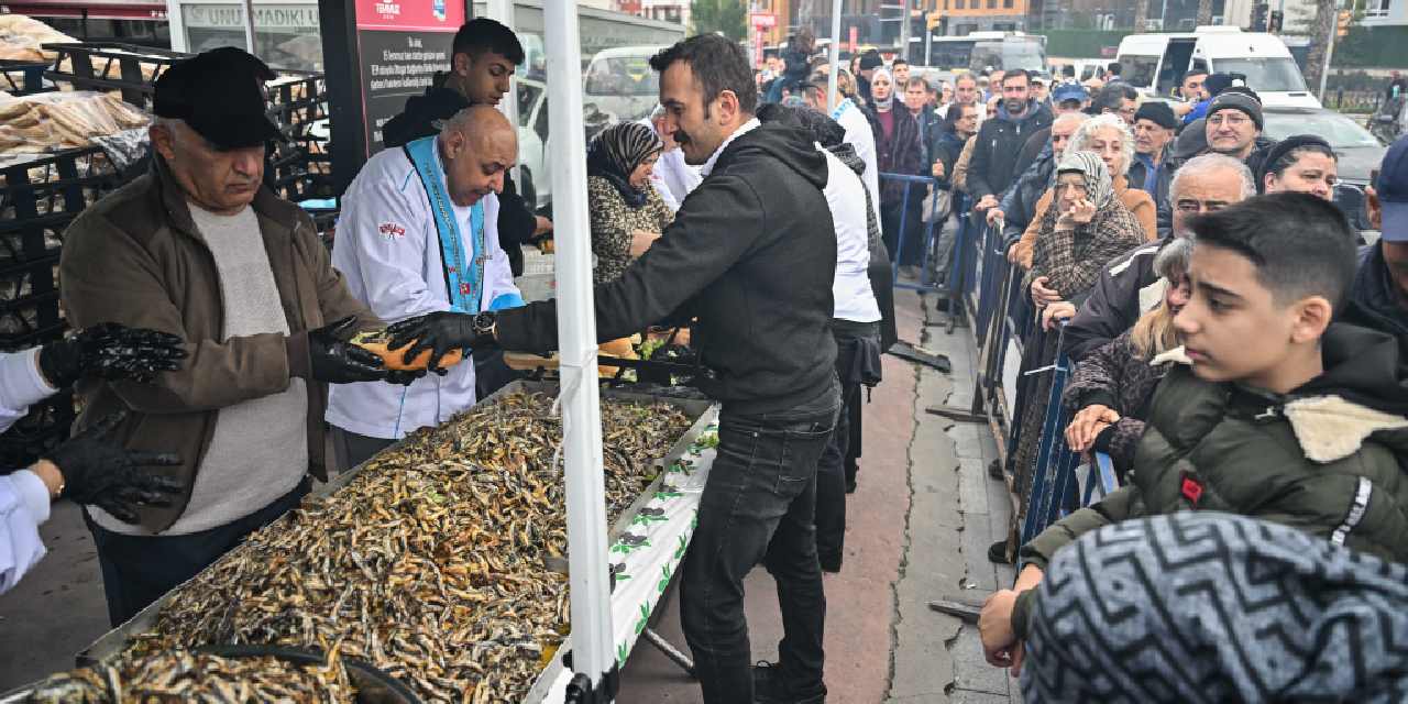 1 ton hamsi ücretsiz dağıtıldı: Hücum ettiler