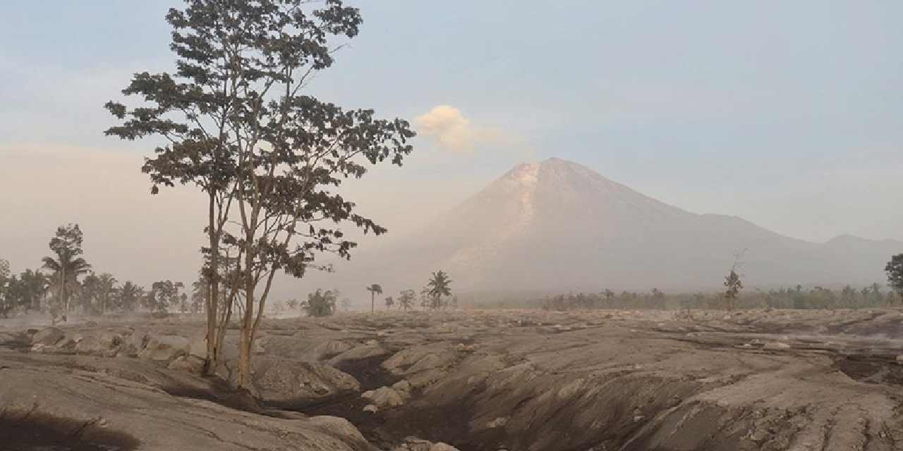 Yanardağ 6 defa patladı: 1200 metreye kül püskürttü