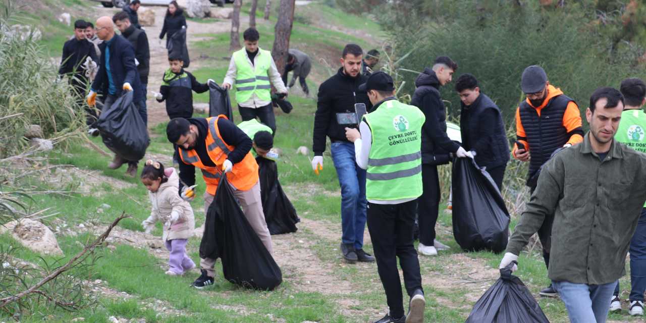'Adana cıncık gibi' dediler: 70 poşet çöp topladılar