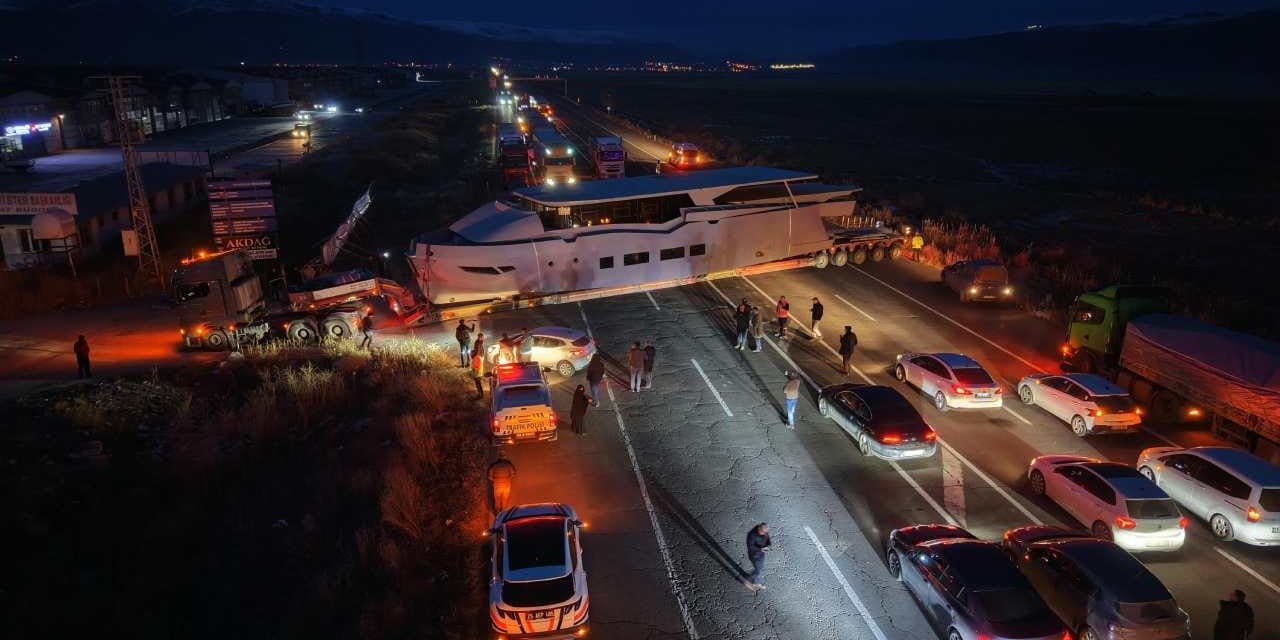 Yat taşıyan TIR yolda kaldı