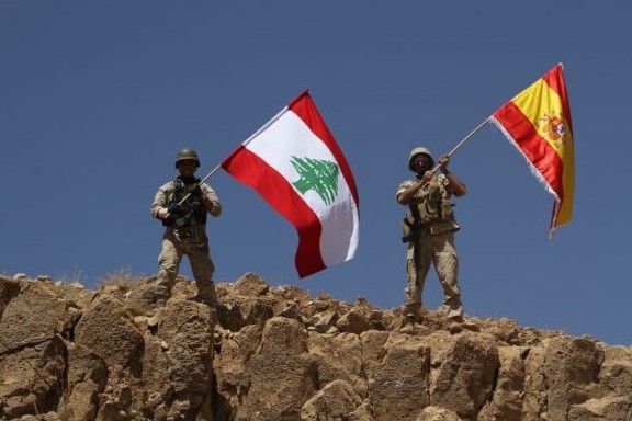 Lübnan Ordusu IŞİD'in elinden aldığı bölgede İspanya bayrağı dalgalandırdı