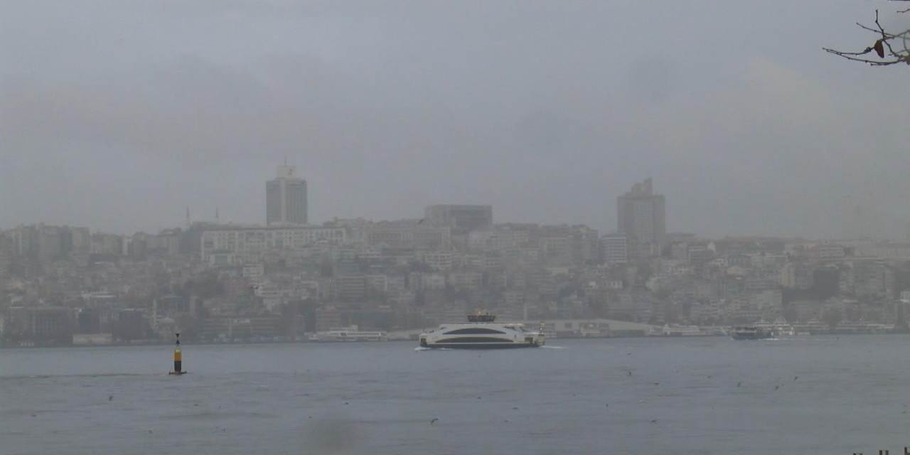 İstanbul'da yağmur bardaktan boşalırcasına yağdı: Göz gözü görmedi!