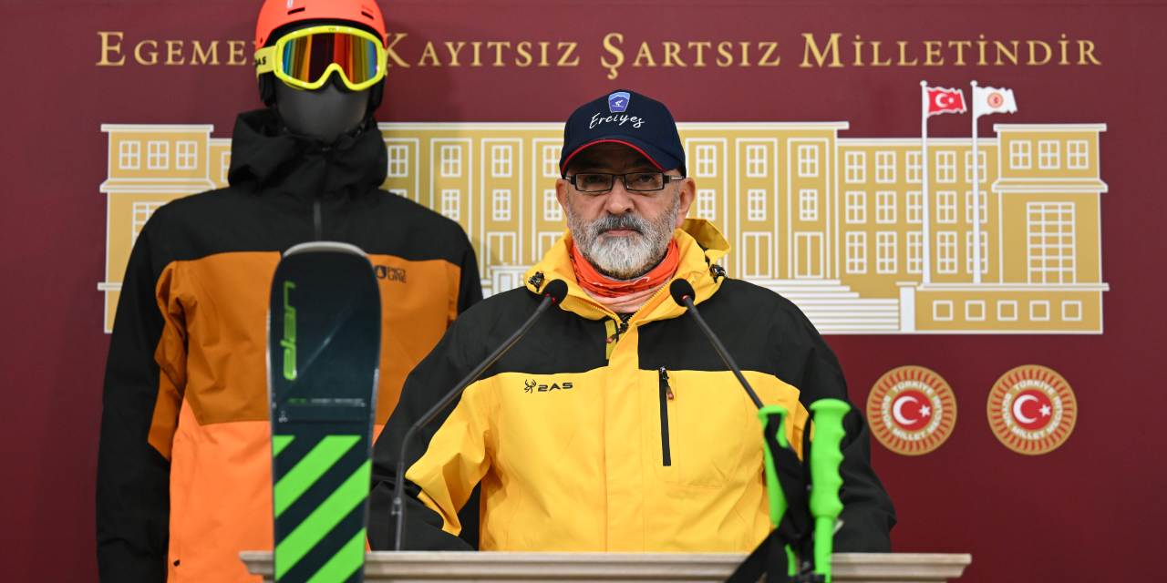 AKP'li vekil kayak takımlarıyla kürsüye çıktı halka seslendi!