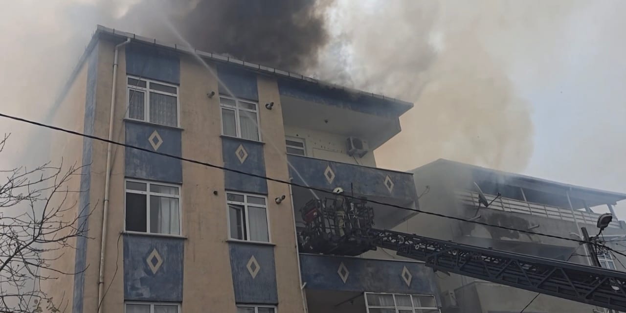 Ümraniye'de yangın paniği! Alevler 2 binaya sıçradı: 4 yaralı