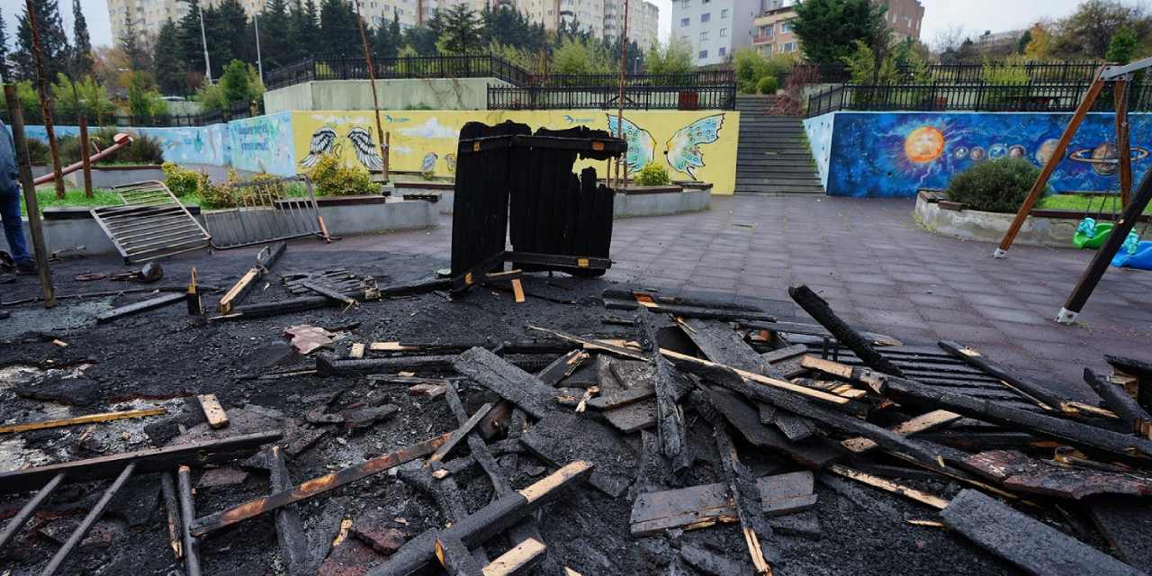 Beylikdüzü'nde parklara art arda saldırı: Bankları devirdiler oyuncakları yaktılar!