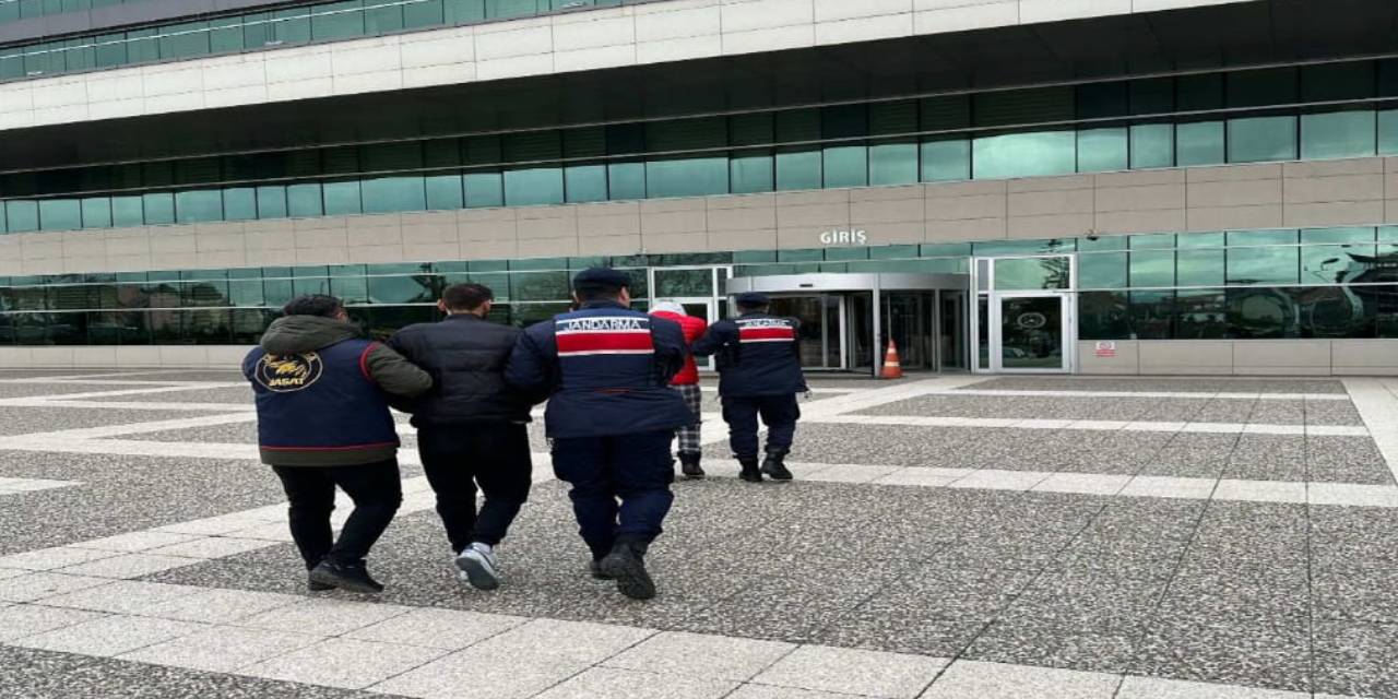 Evde ne bulduysa çaldılar! Jandarma operasyonu ile yakalandılar