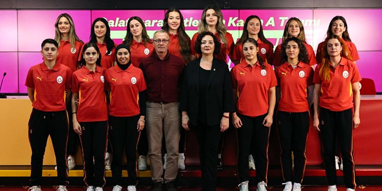 Galatasaray'da 14 imza birden atıldı