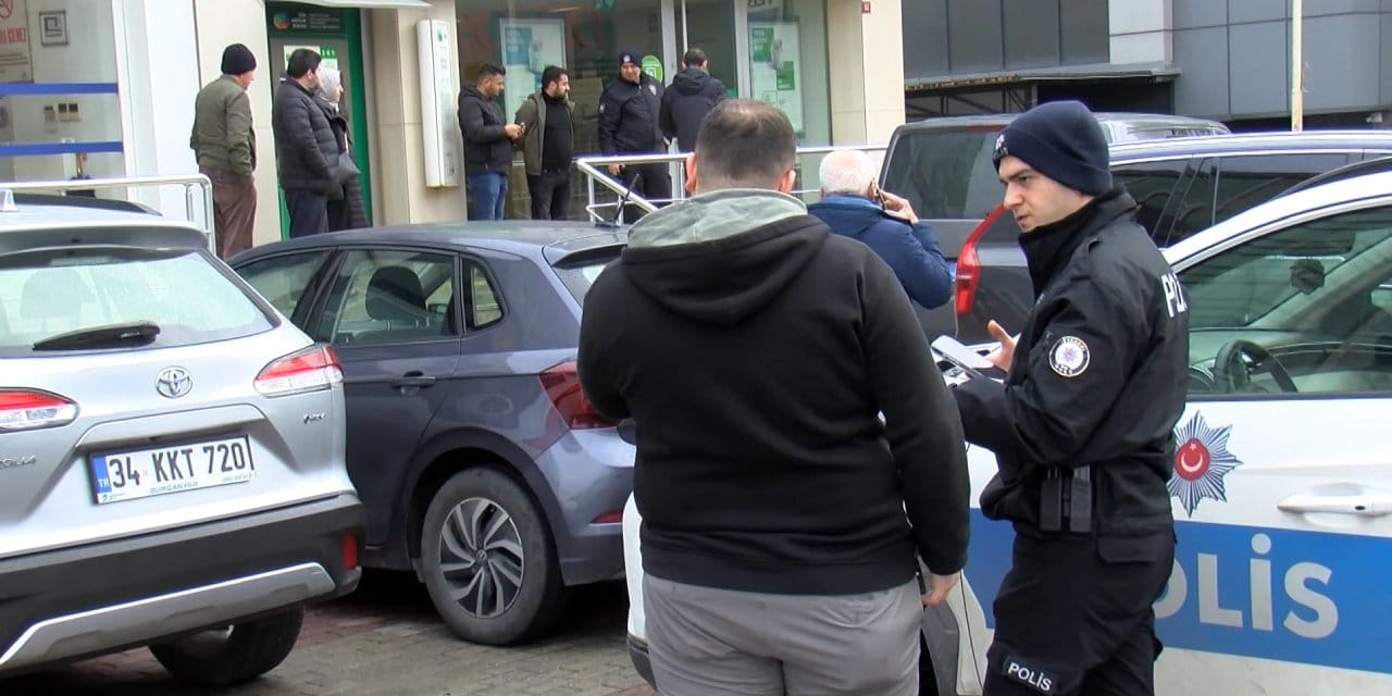 Para dolu çalmayı çalmak istediler: Silahlı kapkaççılar silah görünce kaçtı