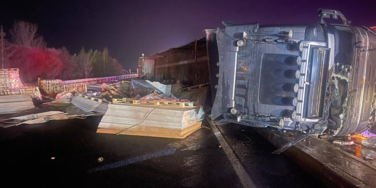 Otomobille çarpışan TIR devrildi! Feci kazada 2 kişi yaralandı