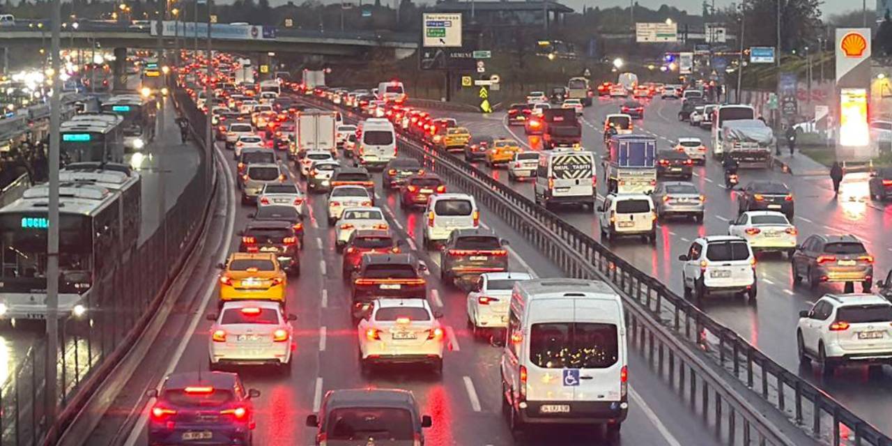İstanbul'da trafik kilitlendi: Köprü ve otoyollar durma noktasında!