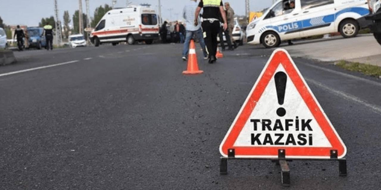 Direksiyon hakimiyetini kaybedip TIR'a çarptı: 1 kişi hayatını kaybetti 3 yaralı