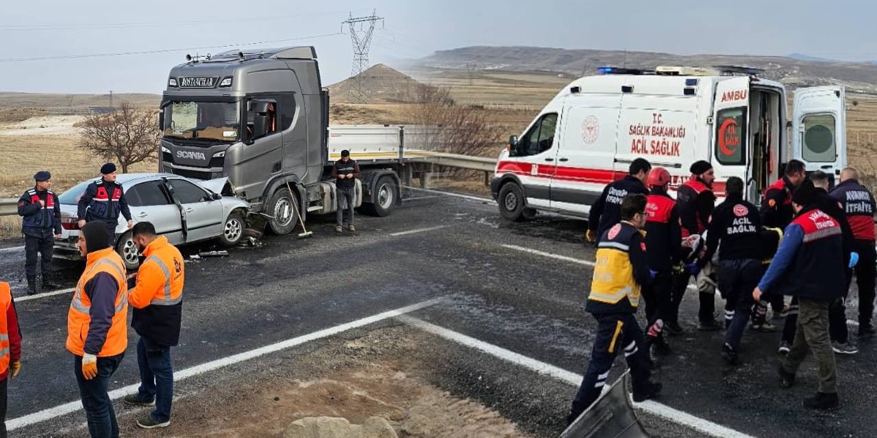 Nevşehir’de feci kaza! Otomobil tır ile kafa kafaya çarpıştı