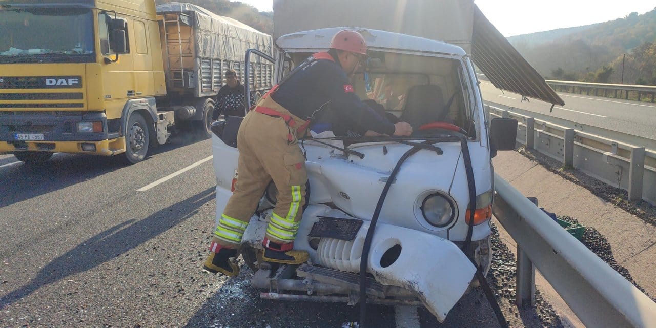 Akhisar’da feci kaza: TIR ile çarpışan kamyonetin sürücüsü yaşam savaşı veriyor