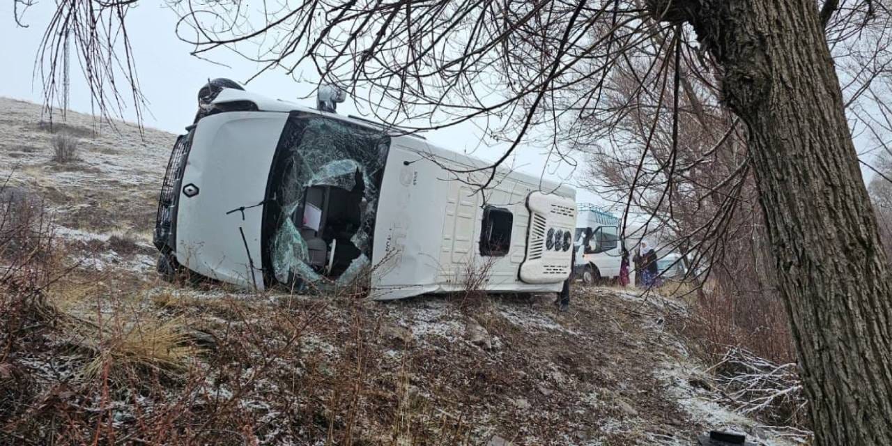 Sivas'ta öğrencileri taşıyan servis devrildi!