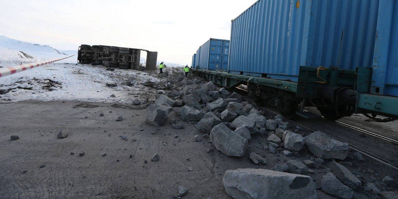 Kars'ta yük treni kamyonla çarpıştı: 1 kişi hayatını kaybetti