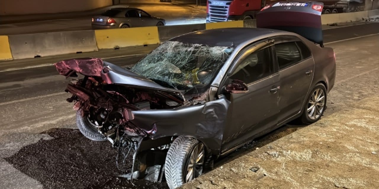 Ehliyetsiz ve alkollü şekilde polisten kaçtı: Araç hurdaya döndü