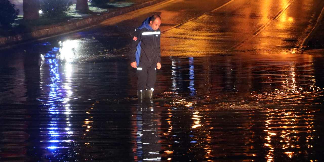 Bodrum'u sağanak vurdu: Caddeler göle döndü evleri su bastı!