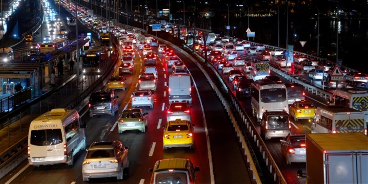 İstanbul'da yollar kilitlendi! Trafik yoğunluğu yüzde 90