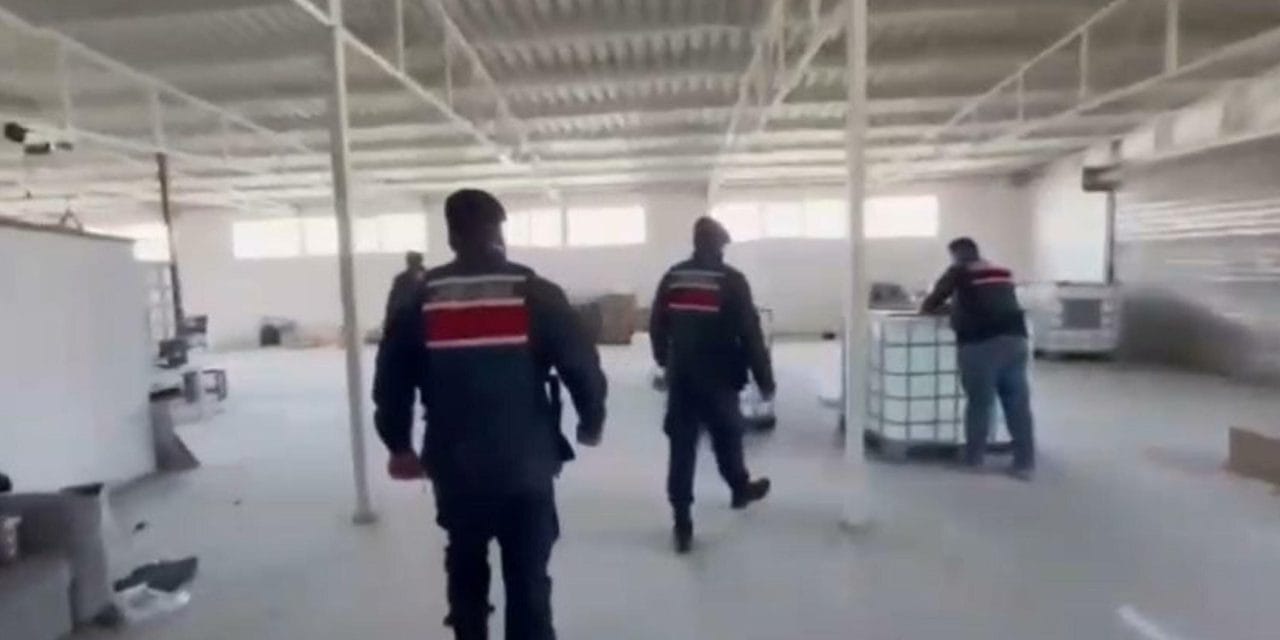 Yılbaşına sayılı günler kala... İzmir’de binlerce litre etil alkol ele geçirildi