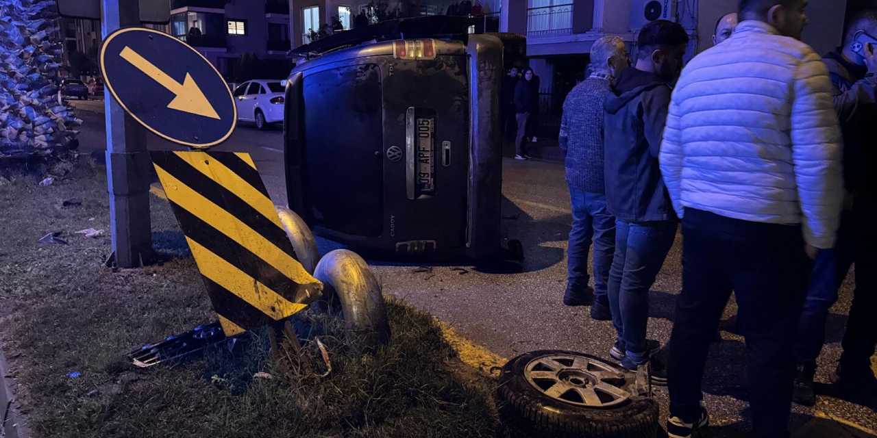 Çarpışan otomobillerden biri devrildi: 6 kişi yaralandı