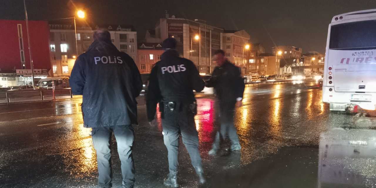 Yolun karşısına geçmek isteyen kadına servis aracı çarptı!
