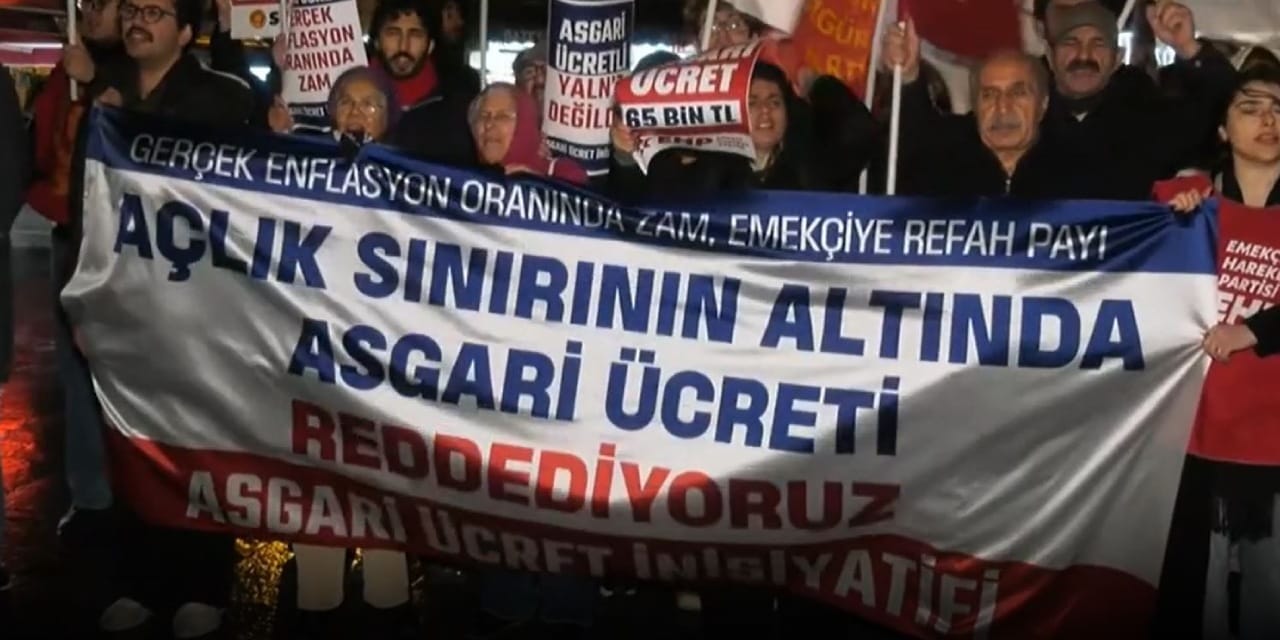 Kadıköy'de asgari ücret eylemi: "Milyonların geleceği ipotek altına alındı"